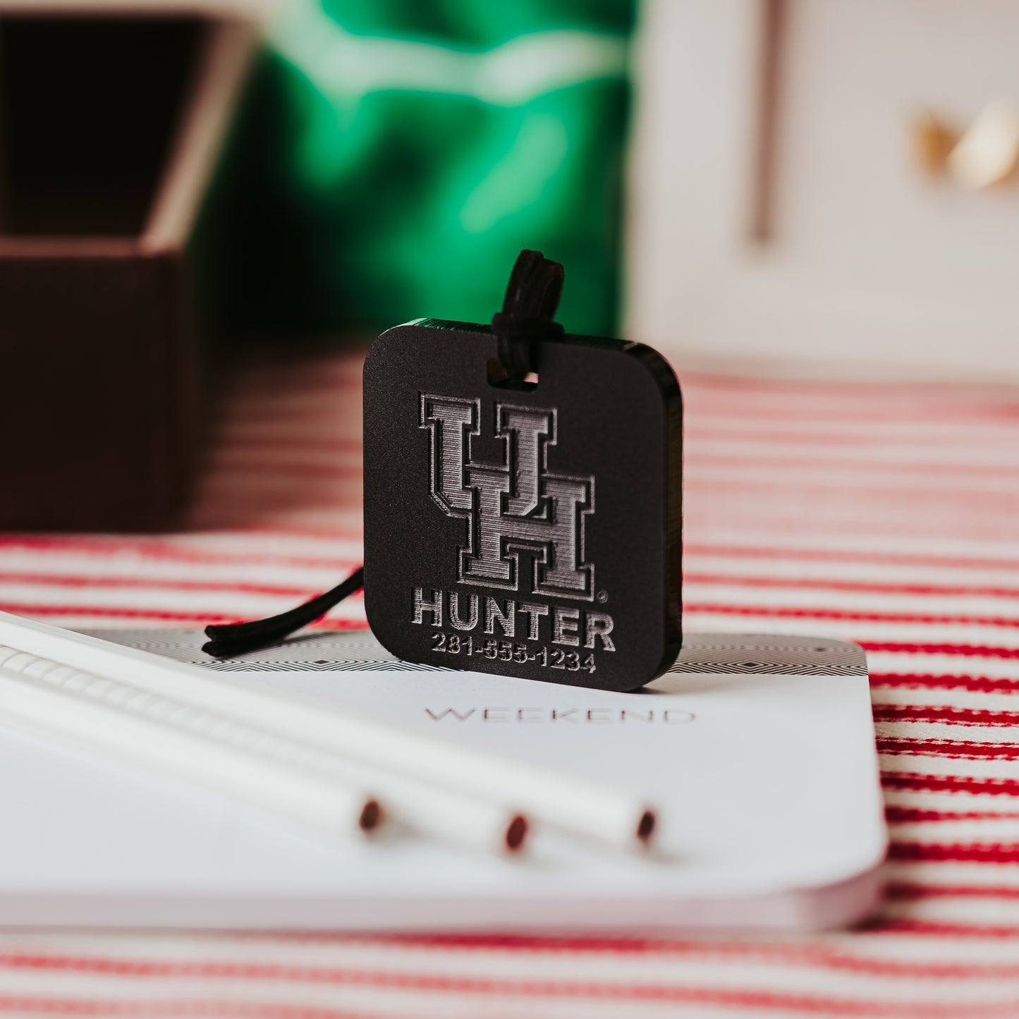 Officially Licensed University of Houston Cougars Luggage Tags by Half Turn Designs. Square luggage tag made from 1/4" black acrylic with black cord by Half Turn Designs.